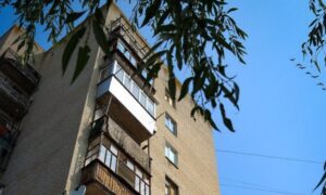 Ворог вдарив по багатоповерхівці - загорівся дах: у Марганці усувають наслідки нічної атаки 12 червня