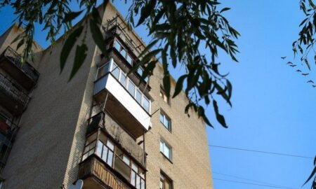 Ворог вдарив по багатоповерхівці - загорівся дах: у Марганці усувають наслідки нічної атаки 12 червня