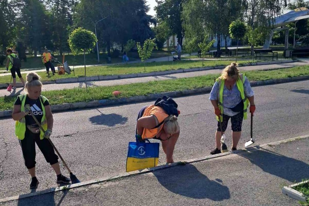 Фарбували майданчики, косили траву, поливали клумби: чим займалися комунальники Марганця на минулому тижні (фото)