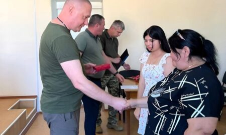 Начальник Нікопольського РТЦК та СП вручив державні нагороди родичам полеглих Захисників у Червоногригорівській громаді