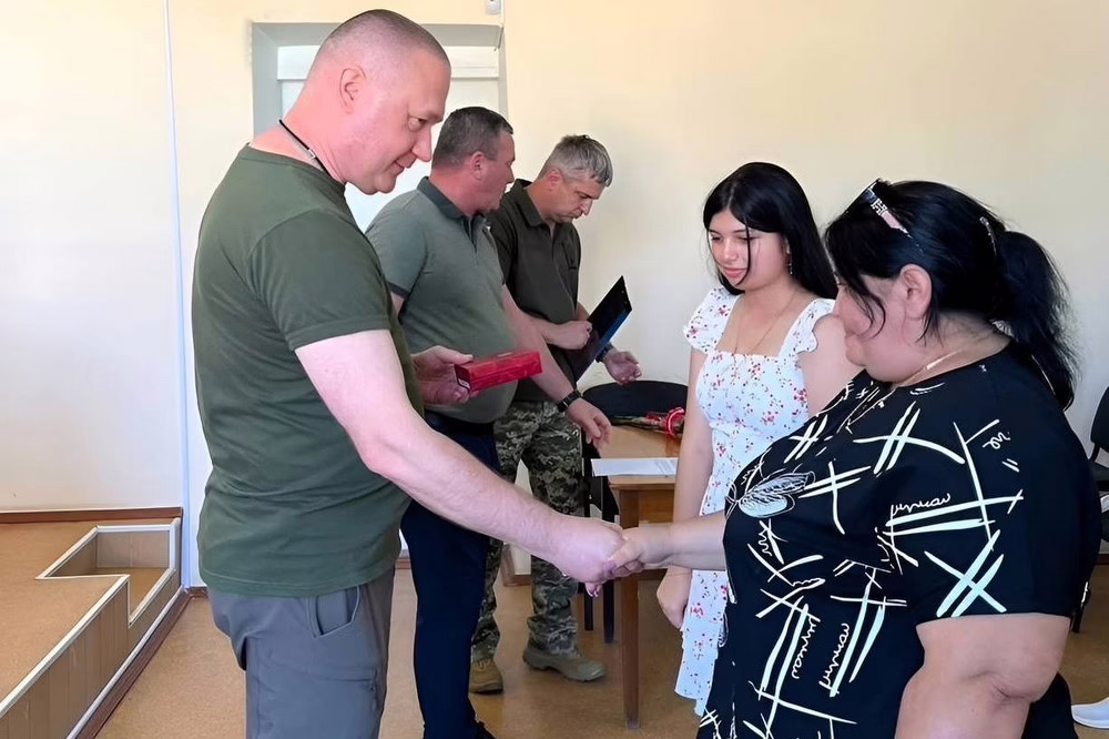Начальник Нікопольського РТЦК та СП вручив державні нагороди родичам полеглих Захисників у Червоногригорівській громаді