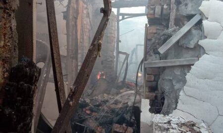У Нікополі сталася пожежа, є руйнування: ворог з вечора до ранку атакував район (фото)