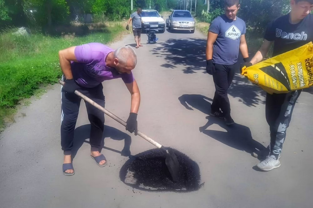До уваги водіїв! У Червоногригорівці розпочався ямковий ремонт доріг (фото)