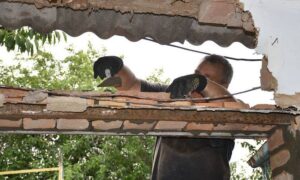 Фото до і після: у Нікополі триває відновлення понівеченого ворогом житла
