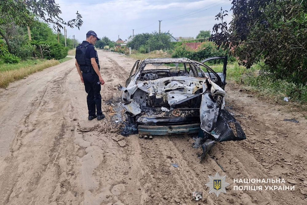 Вдарили прицільно дроном по авто з людьми і будинку, де спала дитина: про смертельний обстріл Нікопольщини розповіли у поліції