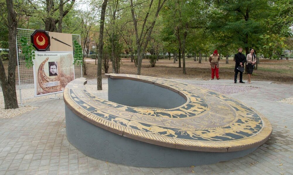 21 червня - День пекторалі: як у Нікополі виглядає найбільша інсталяція Скіфської пекторалі