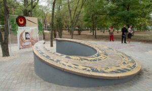 21 червня - День пекторалі: як у Нікополі виглядає найбільша інсталяція Скіфської пекторалі