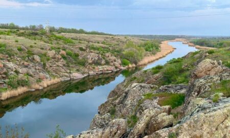 Лебеді, змії і дивовижні пейзажі: як зараз виглядають Токівський водоспад та береги річки Кам’янка (фото)
