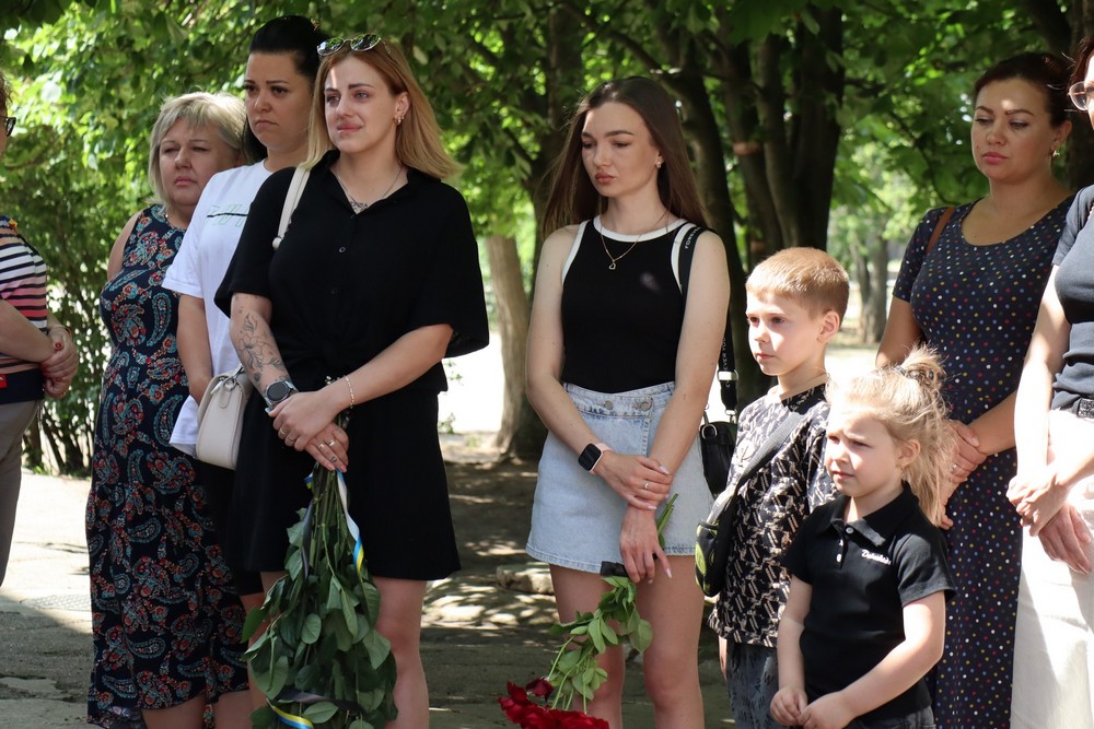 Вже четверта на фасаді ліцею: у Покрові сьогодні відкрили меморіальну дошку Герою, якому навіки 27