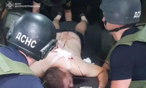 У Нікополі рятувальники допомогли пораненому і ліквідували пожежу після ворожого обстрілу