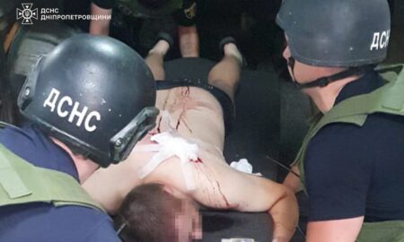 У Нікополі рятувальники допомогли пораненому і ліквідували пожежу після ворожого обстрілу 37 У Нікополі рятувальники допомогли пораненому і ліквідували пожежу після ворожого обстрілу