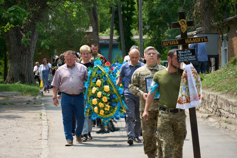 У Нікополі сьогодні прощалися з Героєм: фото