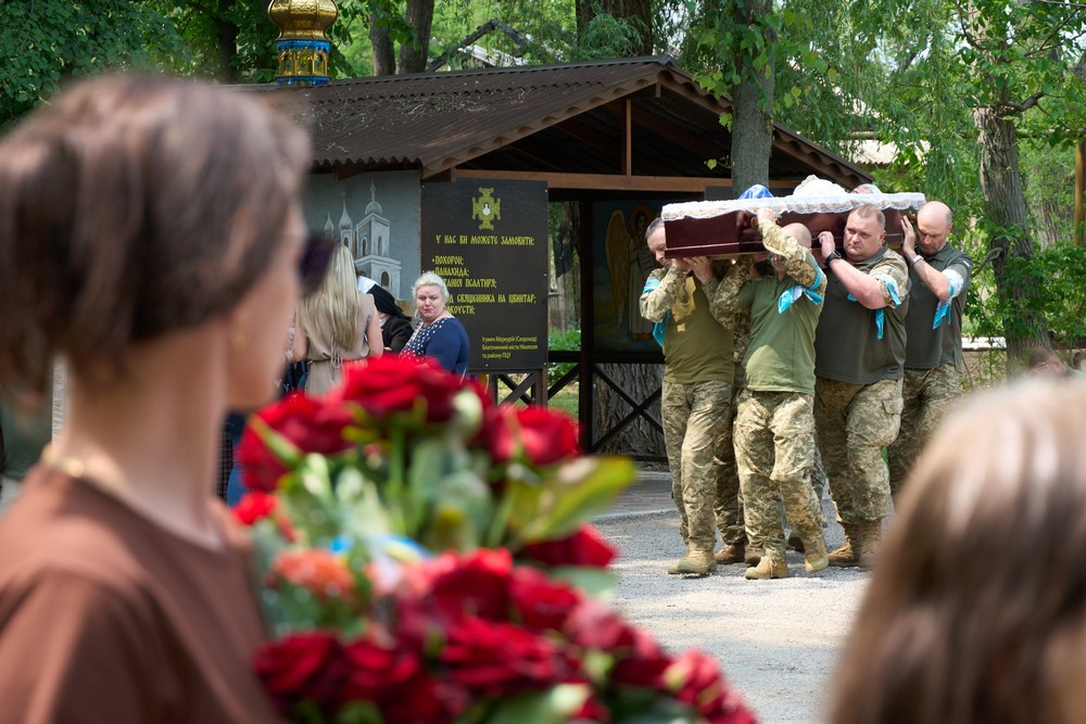 У Нікополі сьогодні прощалися з Героєм: фото