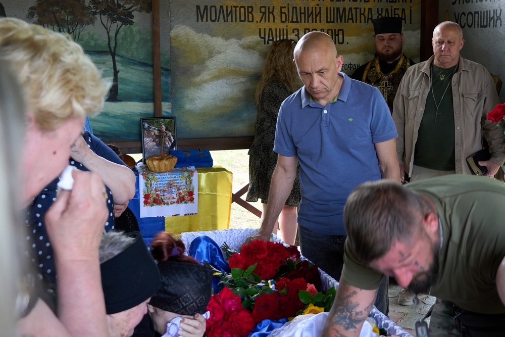 У Нікополі сьогодні прощалися з Героєм: фото
