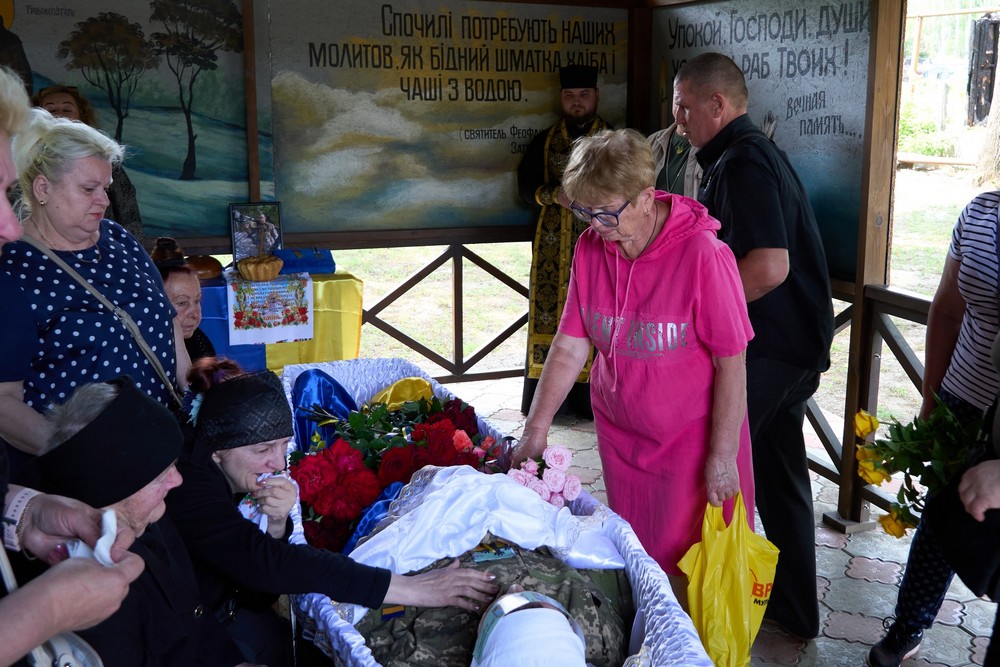 У Нікополі сьогодні прощалися з Героєм: фото