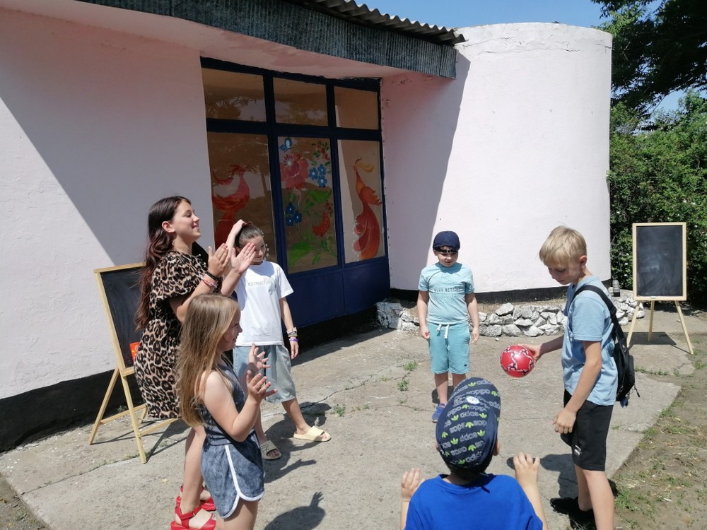 Покров у перший день літа перетворився на Планету дитинства