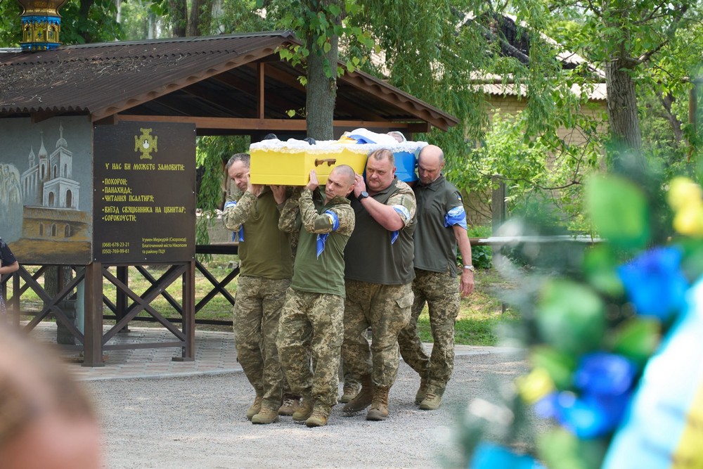 У Нікополі провели в останню путь 23-річного солдата