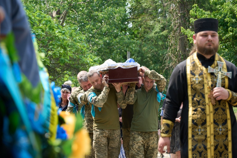 У Нікополі сьогодні прощалися з Героєм: фото