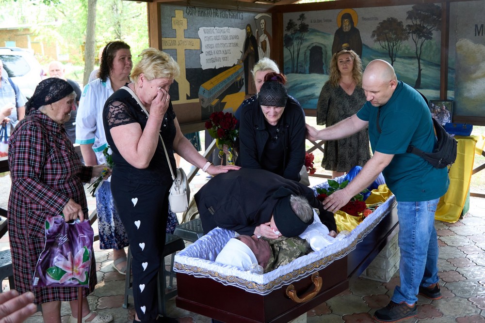 У Нікополі сьогодні прощалися з Героєм: фото