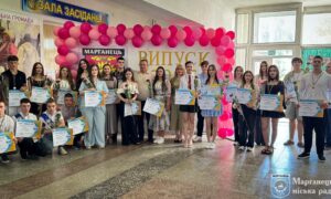 У Марганці сьогодні вітали випускників (фото)