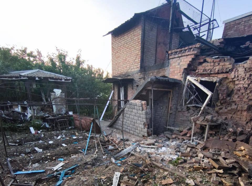 Обстріл Нікополя з «Градів» призвів до руйнувань: фото