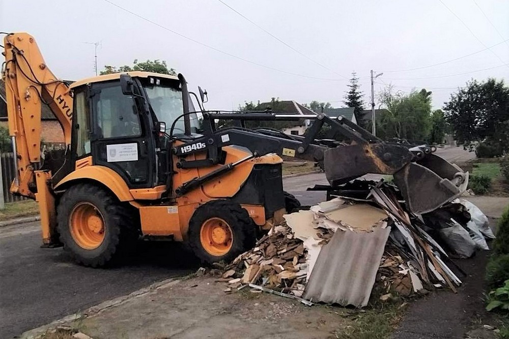 Усувають наслідки атак, готують до запуску фонтани, ремонтують дороги: чим займаються комунальники Нікополя на цьому тижні