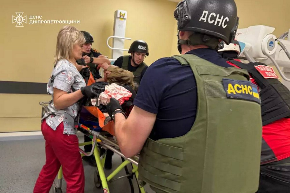 Ворог від самого ранку цинічно атакує Нікополь і район, чоловіку відірвало ногу – ДСНС