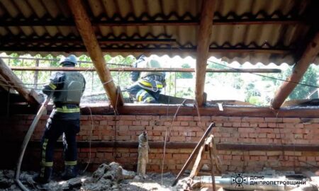 У Нікополі через влучання FPV-дрону зайнявся дах чотириповерхового будинку (фото)