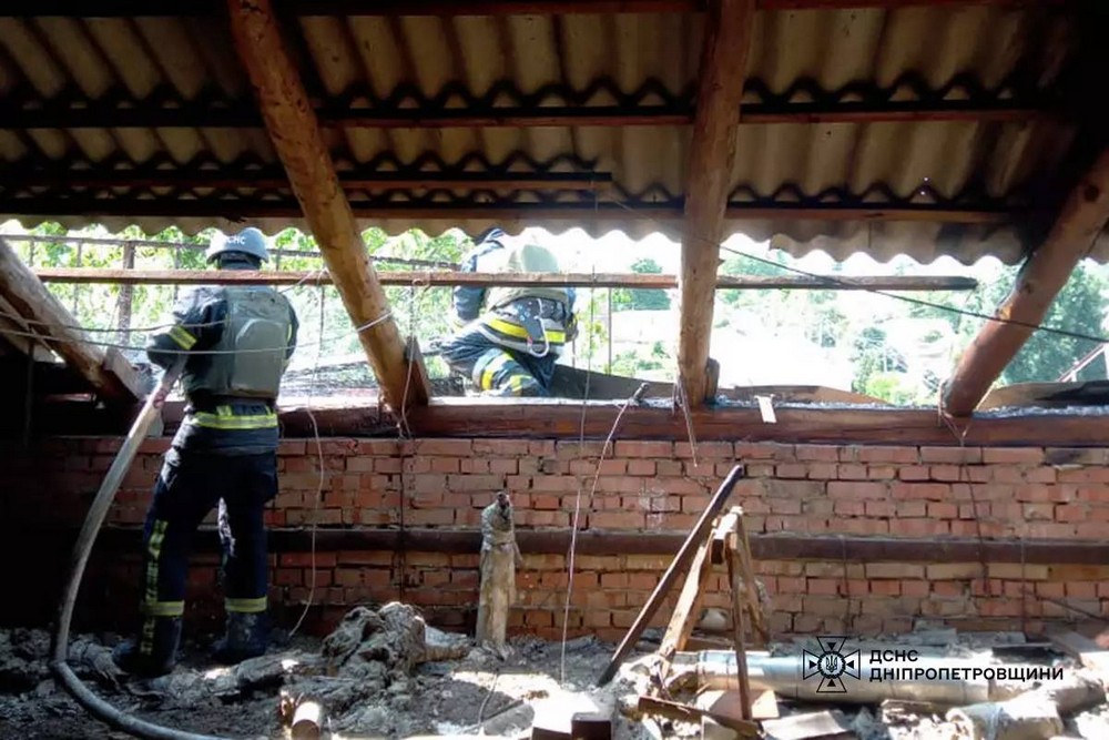 У Нікополі через влучання FPV-дрону зайнявся дах чотириповерхового будинку (фото)