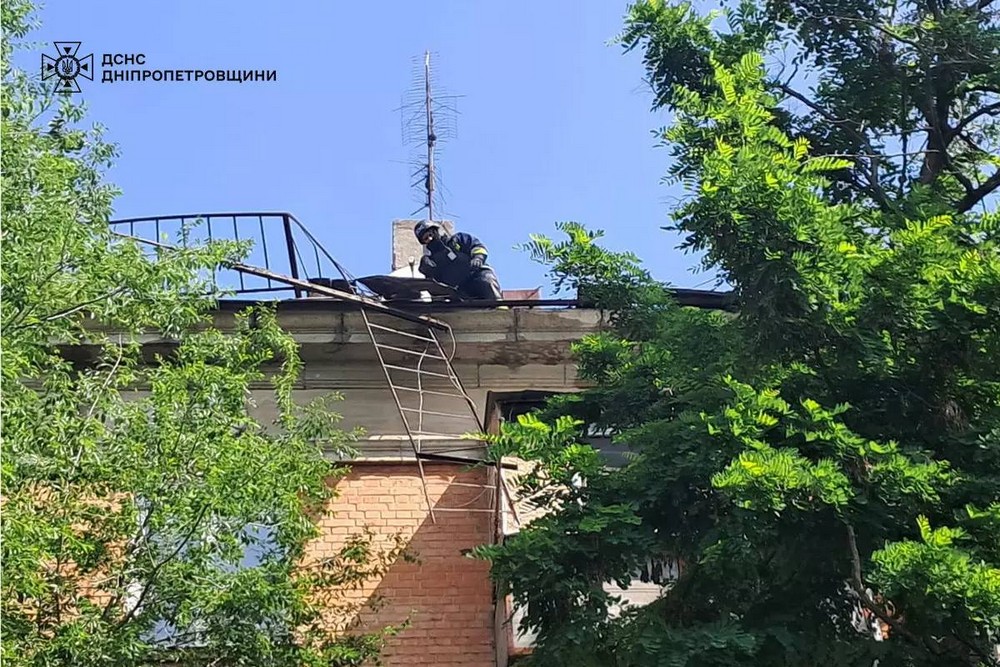 У Нікополі через влучання FPV-дрону зайнявся дах чотириповерхового будинку (фото)