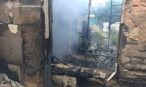 У Нікополі внаслідок обстрілу згорів житловий будинок