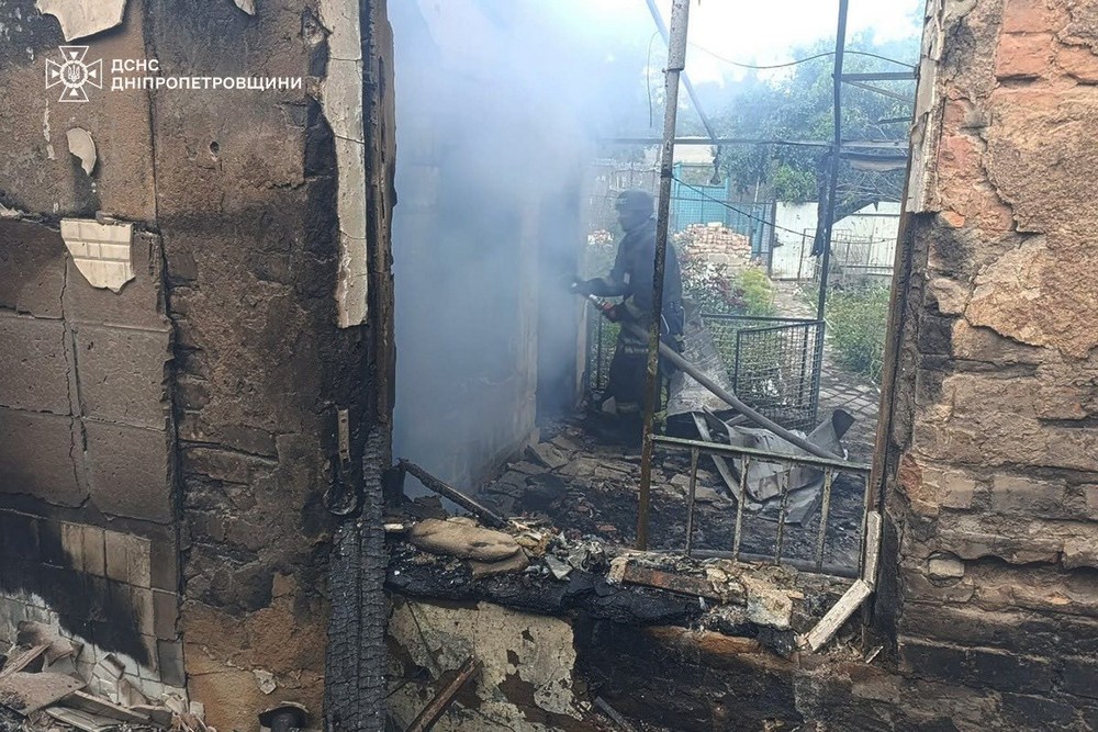 У Нікополі внаслідок обстрілу згорів житловий будинок