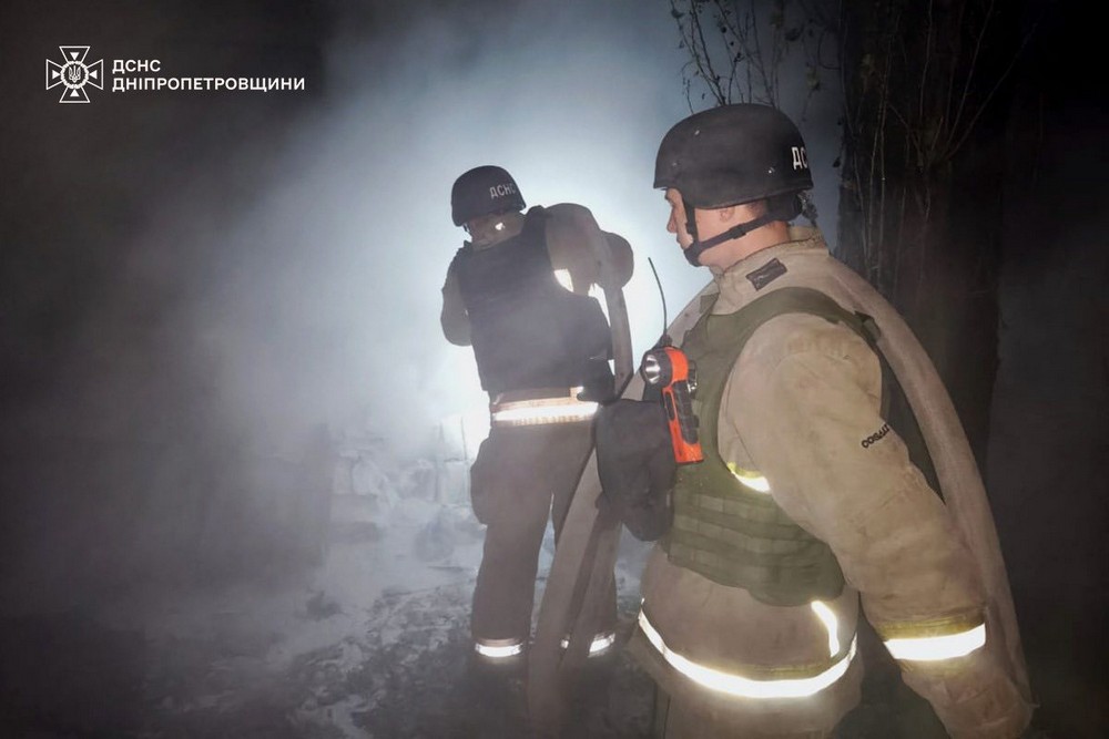 У Нікополі рятувальники допомогли пораненому і ліквідували пожежу після ворожого обстрілу в ніч на 20 червня.