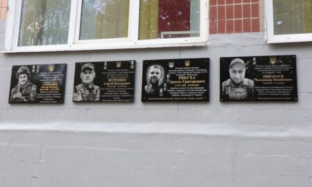 Вже четверта на фасаді ліцею: у Покрові сьогодні відкрили меморіальну дошку Герою, якому навіки 27