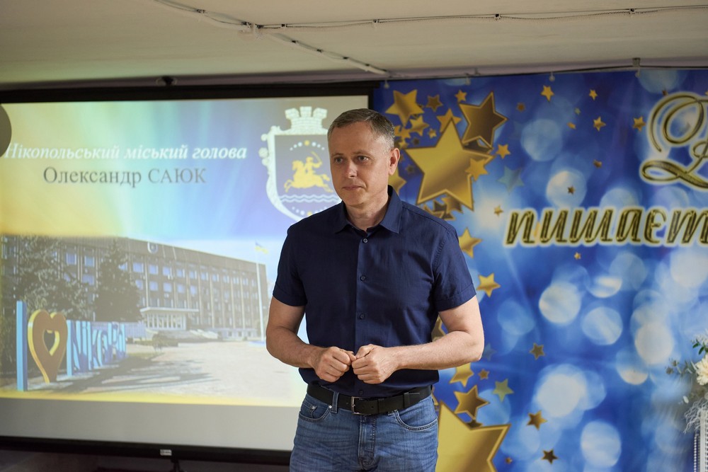 «Золота надія» Нікополя: в бомбосховищі незламного міста нагородили найуспішніших учнів, які змогли… (фото)