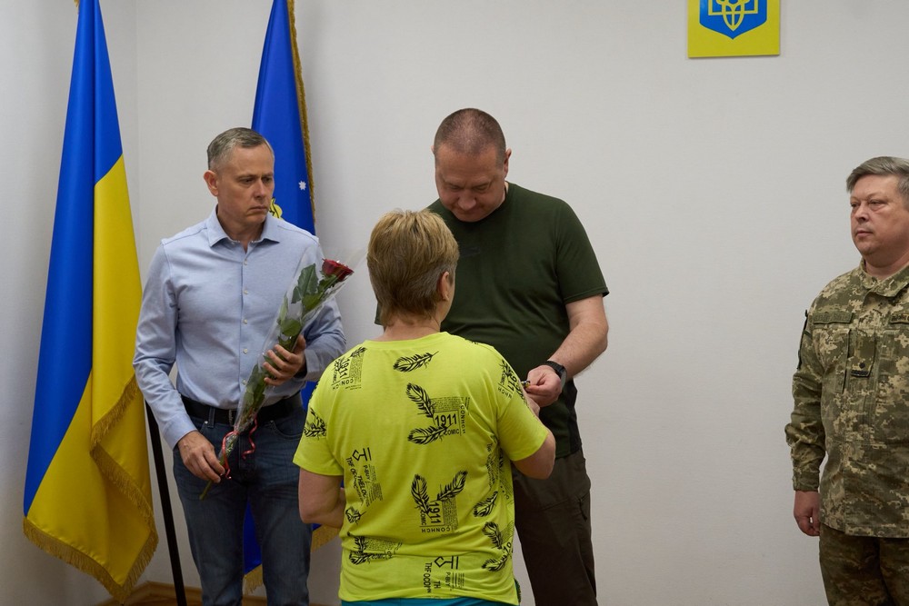 Військовослужбовців з Нікополя відзначили державними нагородами: ордени полеглих вручили рідним (фото)