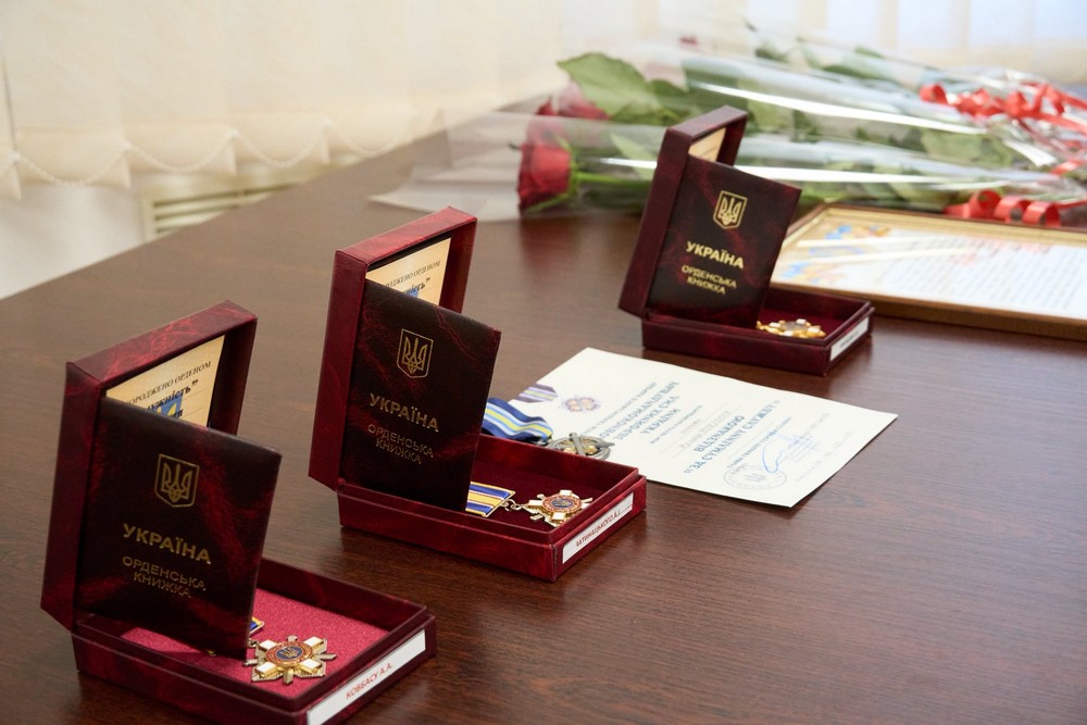 Військовослужбовців з Нікополя відзначили державними нагородами: ордени полеглих вручили рідним (фото)