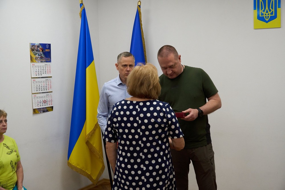 Військовослужбовців з Нікополя відзначили державними нагородами: ордени полеглих вручили рідним (фото)