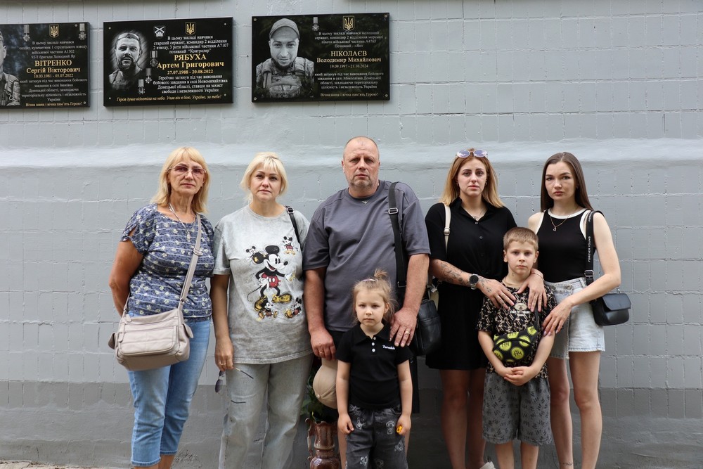 Вже четверта на фасаді ліцею: у Покрові сьогодні відкрили меморіальну дошку Герою, якому навіки 27