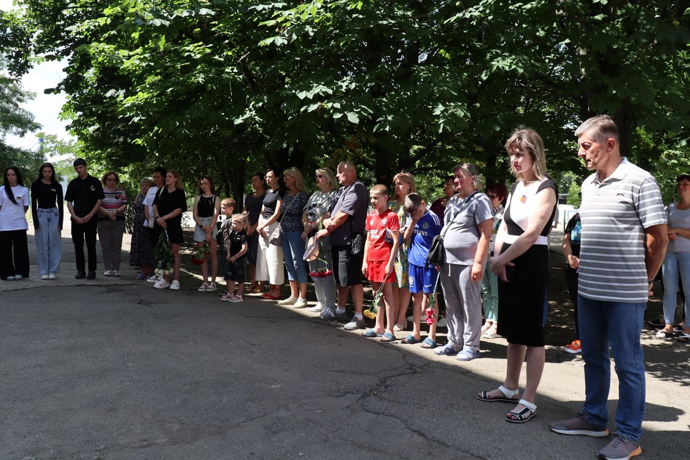 У Покрові сьогодні відкрили меморіальну дошку Герою