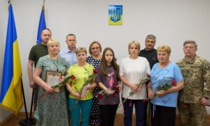 Військовослужбовців з Нікополя відзначили державними нагородами: ордени полеглих вручили рідним (фото)