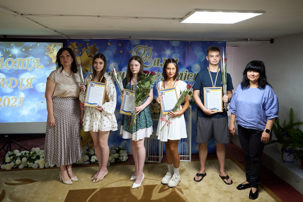 «Золота надія» Нікополя: нагородили найуспішніших учнів: фото