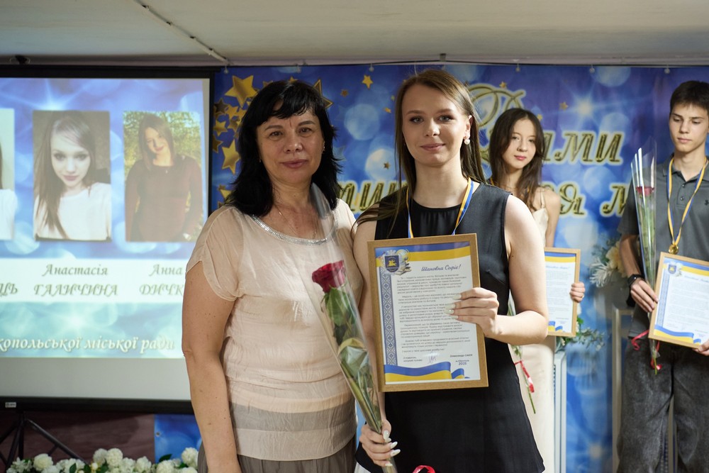«Золота надія» Нікополя: нагородили найуспішніших учнів: фото