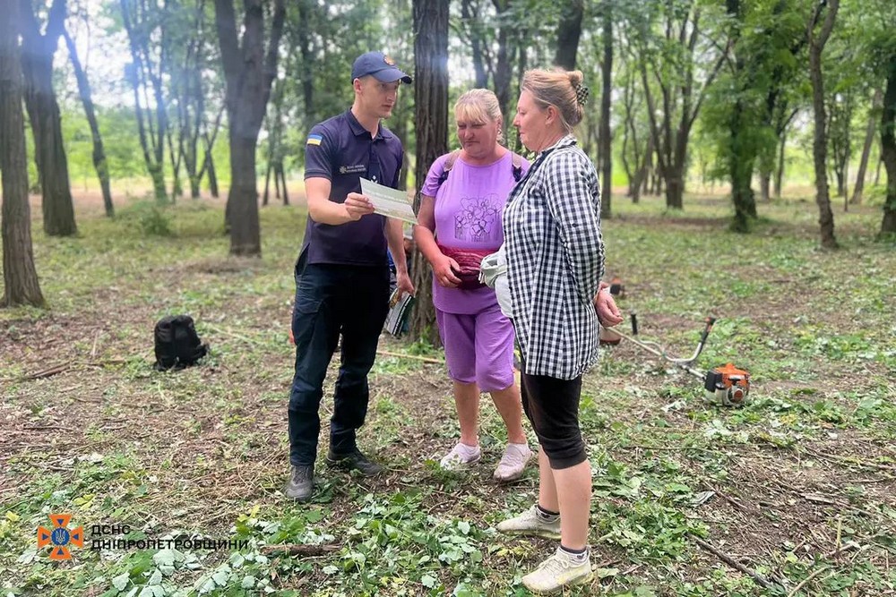 У лісі Марганецької громади рятувальники провели бесіди з людьми (фото)