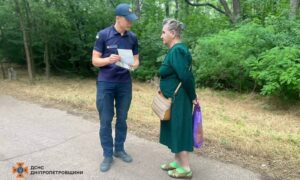 У лісі Марганецької громади рятувальники провели бесіди з людьми (фото)