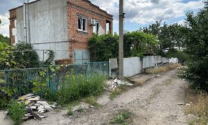 На березі у Нікополі обстріли, перебої зі світлом і немає мобільного зв’язку, але люди не планують евакуюватися – «Проліска» про смертельний удар і свою допомогу (фото)