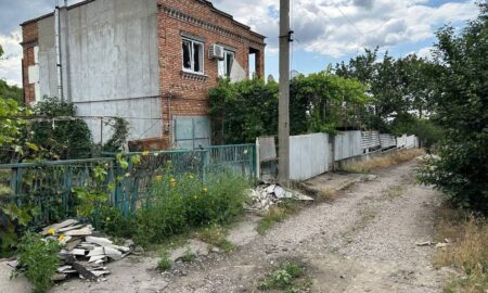 На березі у Нікополі обстріли, перебої зі світлом і немає мобільного зв’язку, але люди не планують евакуюватися – «Проліска» про смертельний удар і свою допомогу (фото)