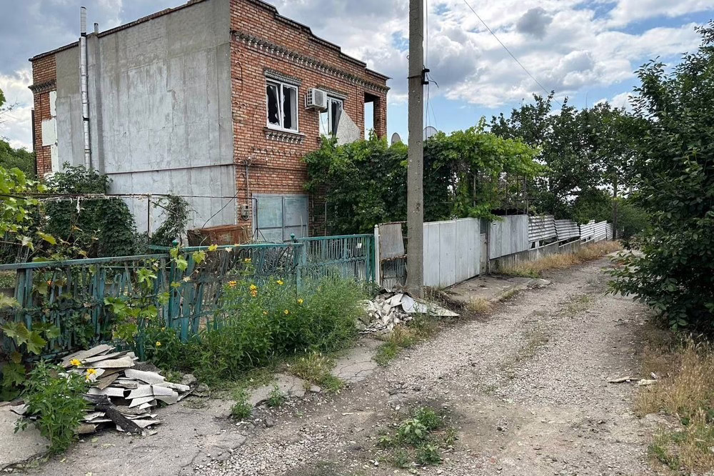 На березі у Нікополі обстріли, перебої зі світлом і немає мобільного зв’язку, але люди не планують евакуюватися – «Проліска» про смертельний удар і свою допомогу (фото)