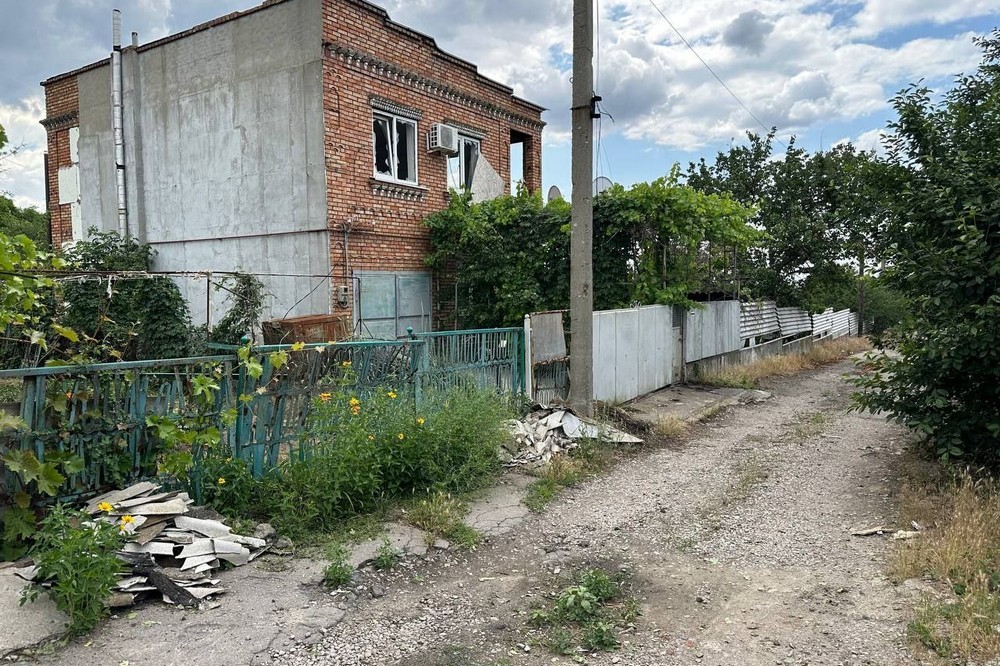 На березі у Нікополі обстріли, перебої зі світлом і немає мобільного зв’язку, але люди не планують евакуюватися – «Проліска» про смертельний удар і свою допомогу (фото)