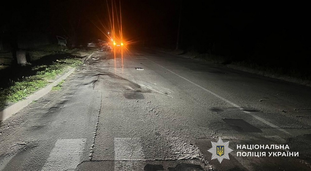 Підлітки влаштували ДТП на Дніпропетровщині, виїхавши на зустрічну смугу. Внаслідок аварії розтрощено автівки і четверо постраждалих.